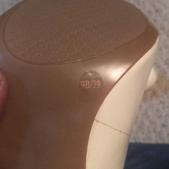 Jessica Simpson’s white heels - Picture 3 of 3